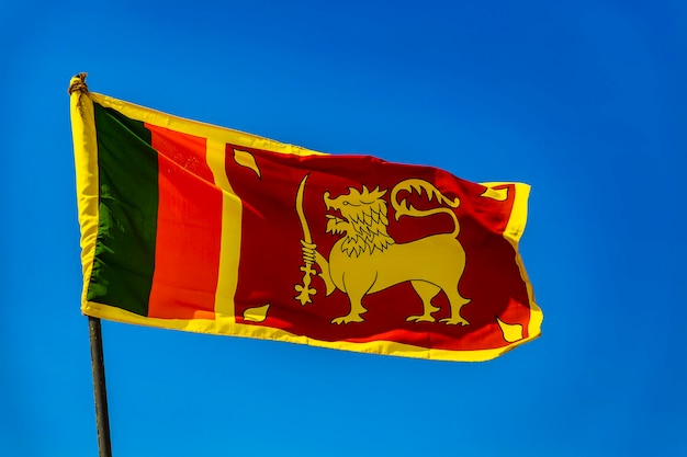 Vista da bandeira do Sri Lanka contra o céu azul claro