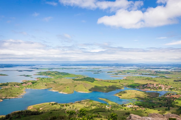 Vista da barragem de Chavantes do Morro do Falcão. Cidade de Ribeirão Claro, Paraná, Brasil