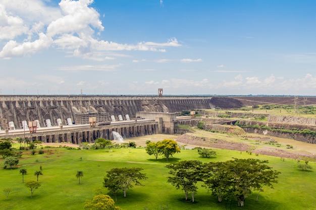 Vista da barragem de itaipu, usina hidrelétrica entre brasil e paraguai