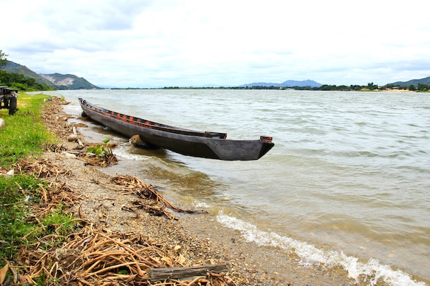 Vista da barragem de Mae Klong em Kanchanaburi