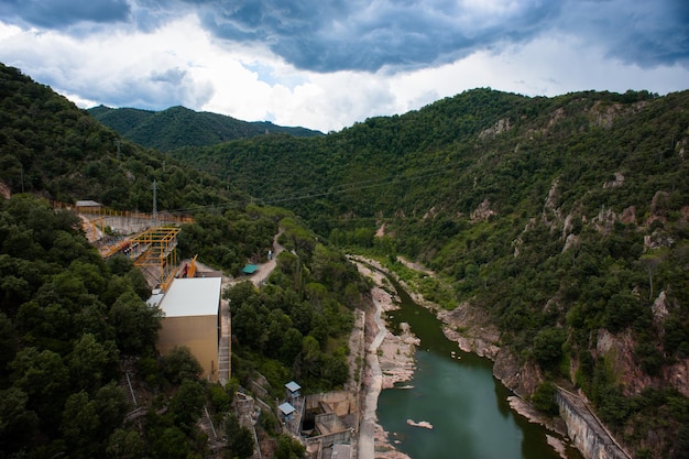 Vista da barragem no reservatório de sau em direção ao rio ter.