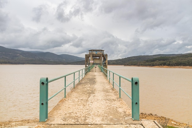 Vista da barragem no rio Beni Metir