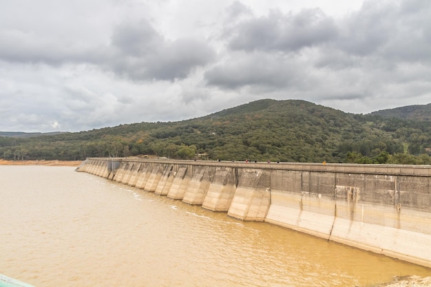 Vista da barragem no rio Beni Metir