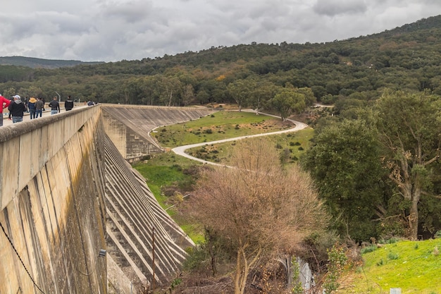 Vista da barragem no rio Beni Metir