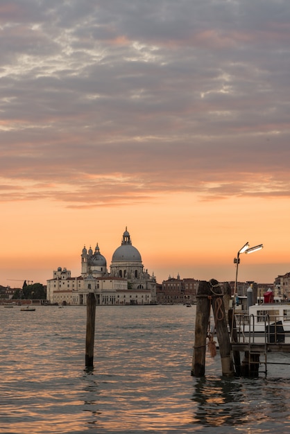 Vista da Basílica de Santa Maria della Salute no pôr do sol, Veneza, Itália