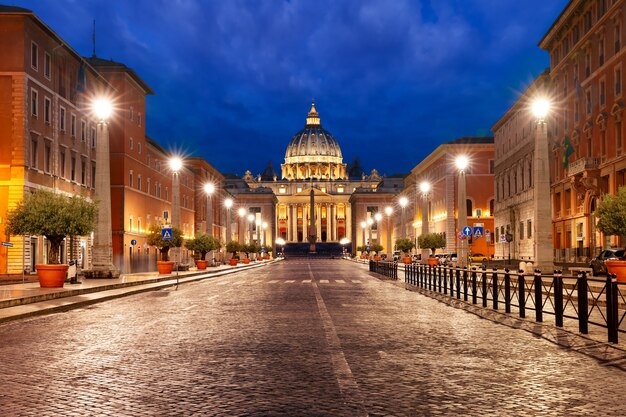 Vista da basílica papal de são pedro no vaticano ou da catedral de são pedro durante a hora azul da manhã em roma, itália.