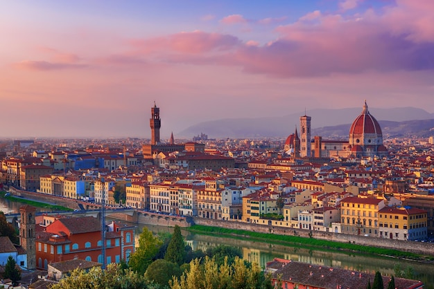 Vista da bela cidade medieval italiana e capital da cultura florença com catedrais e pontes sobre o rio e céu nublado ao pôr do sol viajar passeios ao ar livre fundo histórico