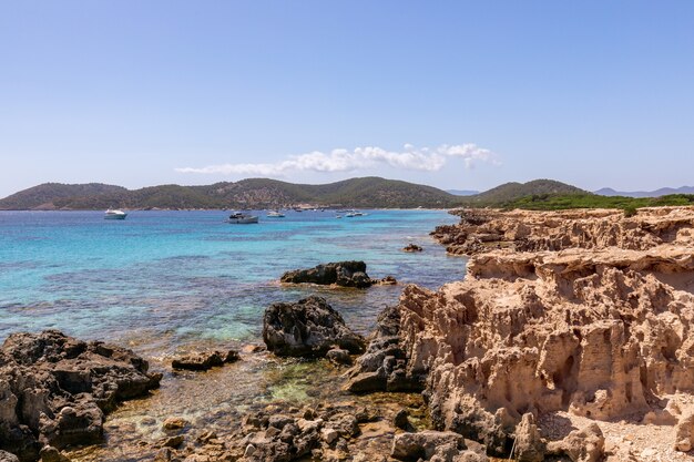 Vista da bela costa rochosa de Ibiza, Espanha