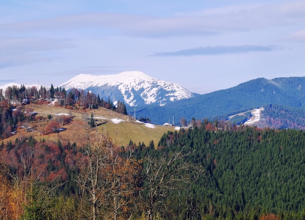 Vista da bela paisagem com montanhas