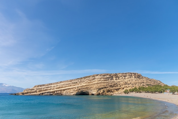 Vista da bela praia de Matala com falésias na ilha de Creta