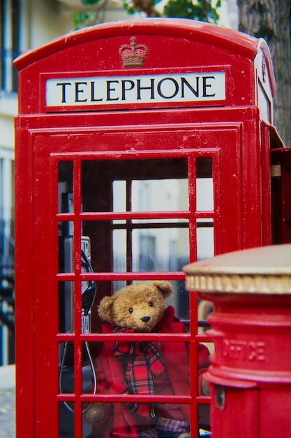 Foto vista da cabine telefônica vermelha