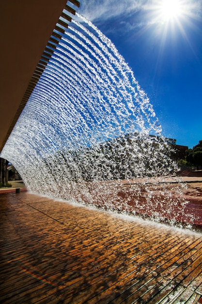 Foto vista da cachoeira bonita nos jardins da água situados em lisboa, portugal.