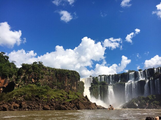 Foto vista da cachoeira contra o céu nublado