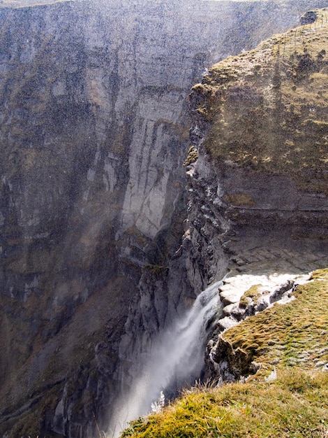 Foto vista da cachoeira de uma montanha de pedra