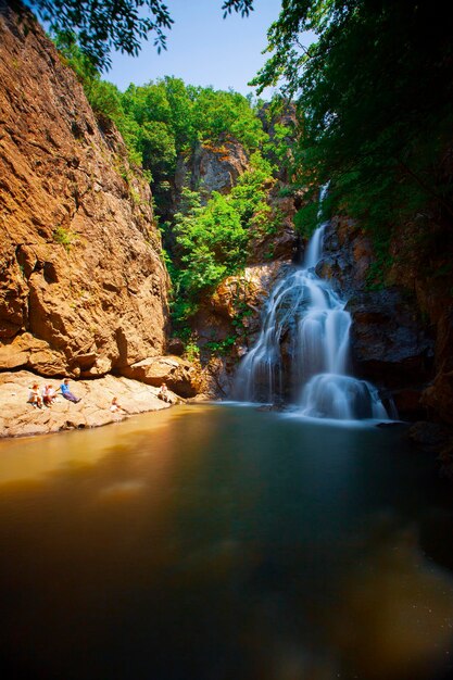 Vista da cachoeira na floresta cachoeira erikli yalova