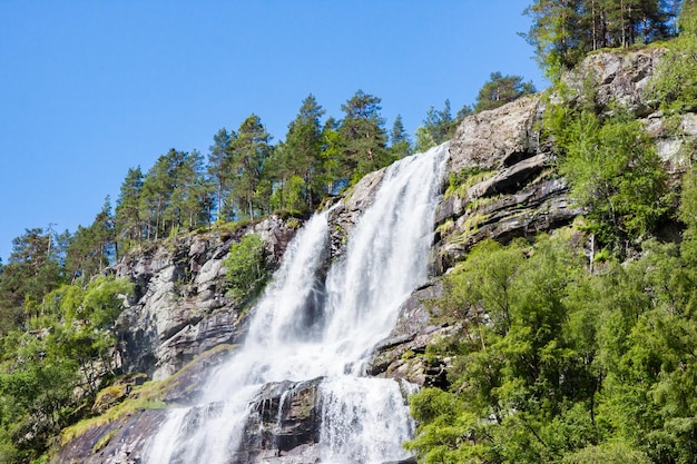 Vista da cachoeira Tvindefossen ou Tvinnefossen perto de Voss na Noruega