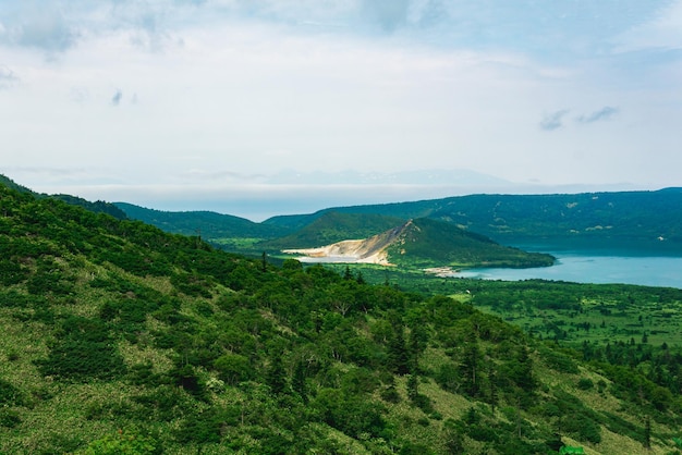 Vista da caldeira do vulcão Golovnin com lagos quentes na ilha de Kunashir