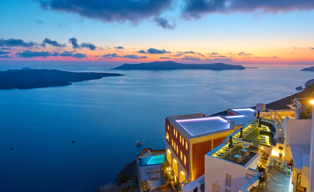 Vista da caldeira em Santorini à noite, Grécia