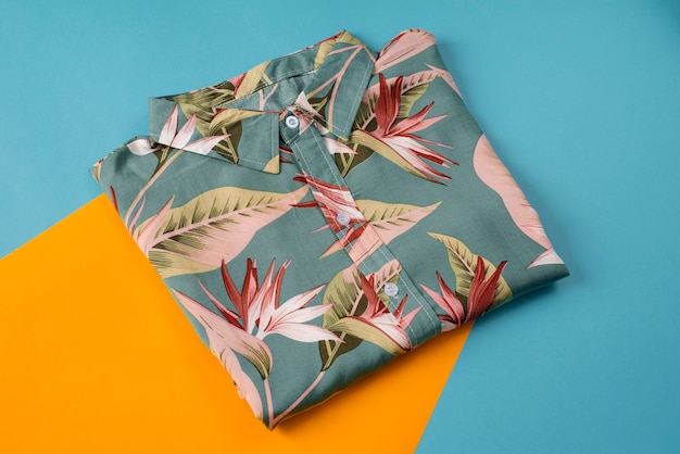 Vista da camisa havaiana com estampa floral