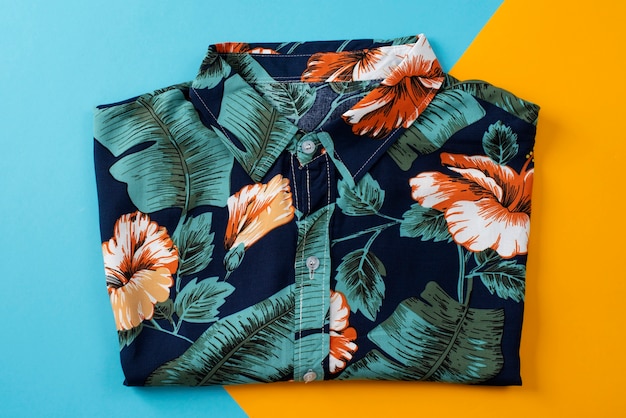 Vista da camisa havaiana com estampa floral