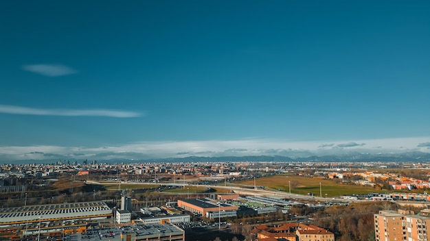 Vista da capital da moda, Milão, contra um céu azul, a partir de um drone em dezembro. Vista de Milão a partir de San