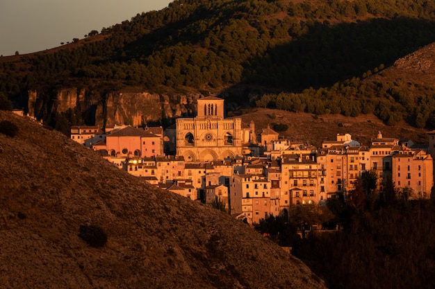 Vista da capital de cuenca na região de castilla-la mancha na espanha.