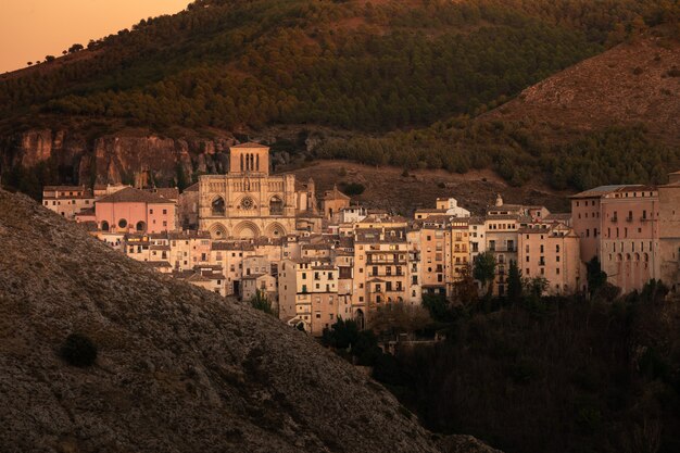 Vista da capital de Cuenca na região de Castilla-La Mancha na Espanha.