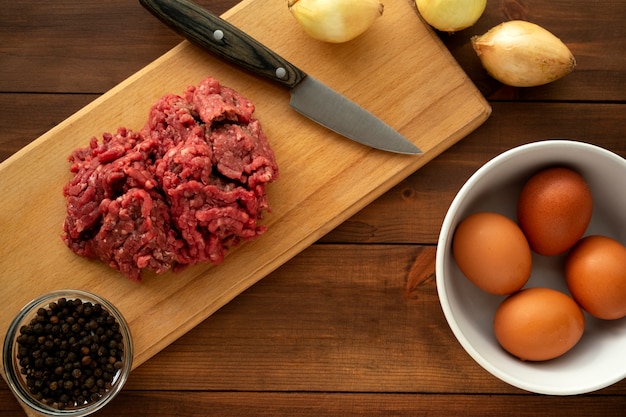 Foto vista da carne para o prato de bife tártaro