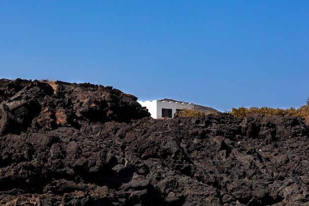 Vista da casa branca na colina de lava Sicília