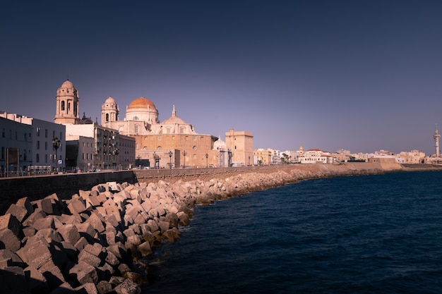 Vista da catedral da cidade de cádiz na andaluzia, espanha.