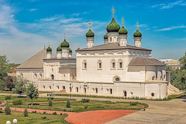 Vista da Catedral da Trindade dentro do Kremlin de Astrakhan da Catedral da Assunção