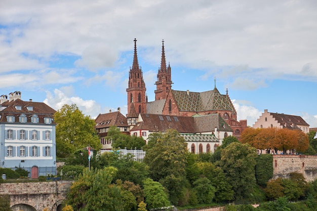 Vista da Catedral de Basilea em Suiza do Rio Rio