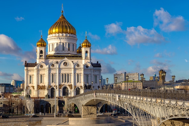 Vista da Catedral de Cristo Salvador em Moscou com ponte sobre o rio Moskva em um dia ensolarado