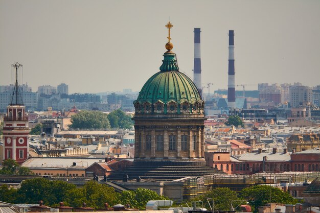 Vista da Catedral de Kazan da colunata da Catedral de Santo Isaac em São Petersburgo.