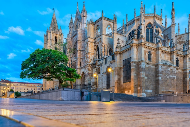 Vista da catedral de Leão em Castela e Leão na Espanha