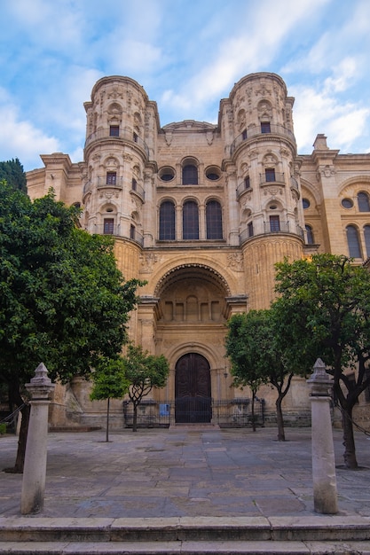 vista da catedral de malaga durante a pandemia.