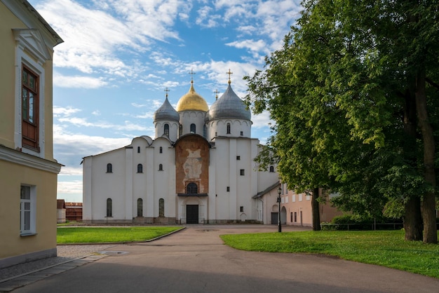 Vista da Catedral de Santa Sofia do Kremlin de Novgorod em um dia de verão Veliky Novgorod Rússia