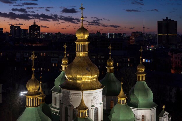 Vista da Catedral de Santa Sofia iluminada com um lindo pôr do sol no fundo Kiev