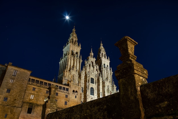 Vista da Catedral de Santiago de Compostela à noite. Copie o espaço