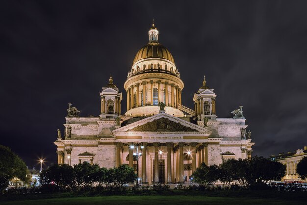 Vista da Catedral de Santo Isaac em uma noite de outono