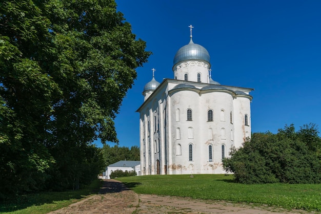 Vista da Catedral de São Jorge do Mosteiro de São Jorge Yuryev Veliky Novgorod Rússia