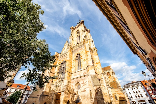 Vista da catedral de São Martins no centro da cidade de Colmar durante o tempo ensolarado na região da Alsácia, França