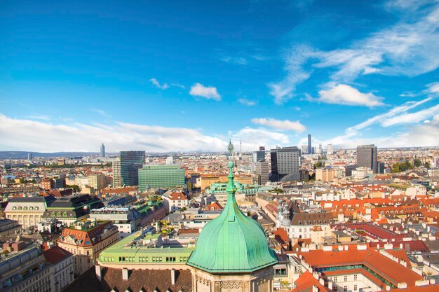 Vista da Catedral de São Pedro a partir da observação da Catedral de Santo Estêvão em Viena, Áustria