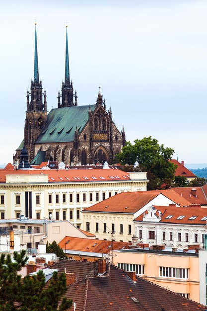 Vista da catedral de são pedro e são paulo em brno