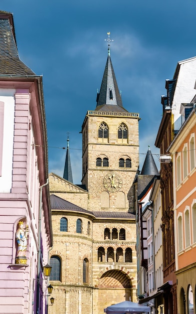 Vista da Catedral de Trier a partir da Praça Hauptmarkt em Trier, Alemanha