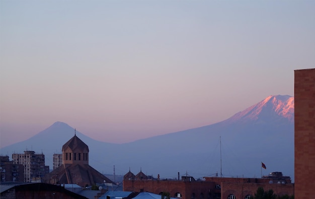 Vista da Catedral de Yerevan contra o Monte Ararat ao amanhecer na Armênia