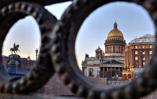 Foto vista da catedral e dos edifícios da cidade