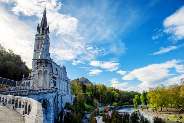 Vista da Catedral-Santuário de Lourdes (França)