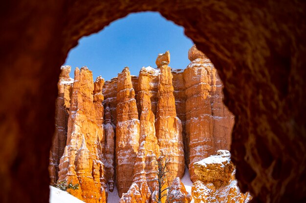 Vista da caverna de enormes rochas nevadas no parque nacional de bryce canyon na paisagem mágica de inverno
