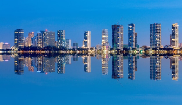 Vista da cidade à noite